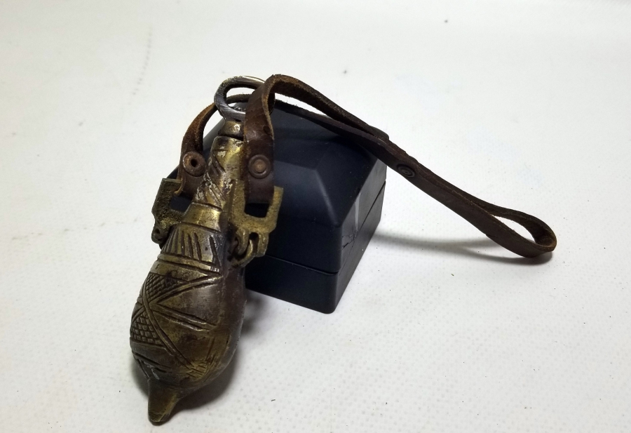 ÜZERİ ERMENİCE YAZILI ANTİKA BRONZ BARUTLUK