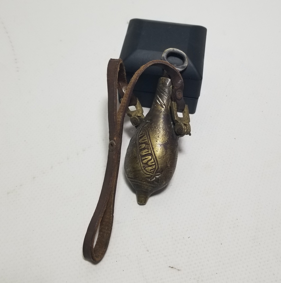 ÜZERİ ERMENİCE YAZILI ANTİKA BRONZ BARUTLUK