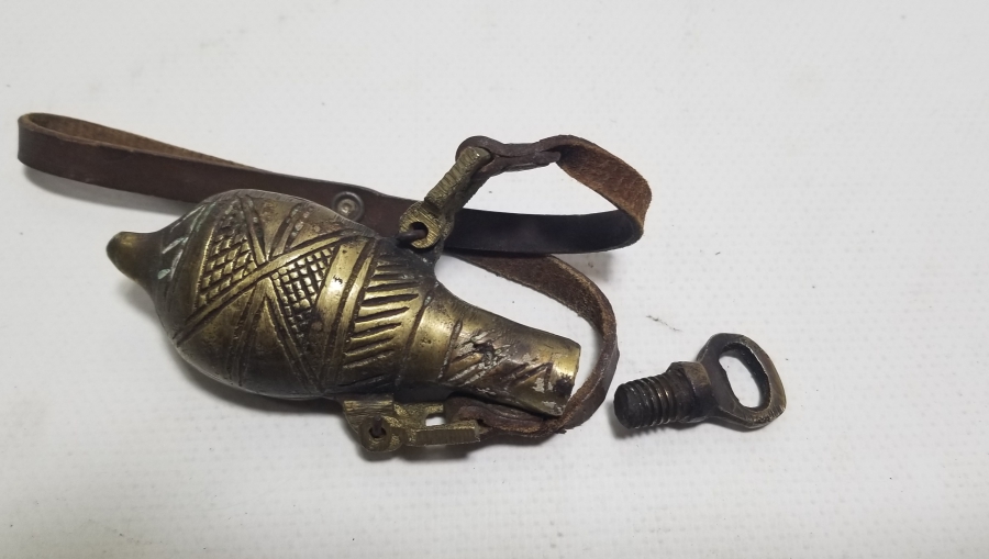 ÜZERİ ERMENİCE YAZILI ANTİKA BRONZ BARUTLUK