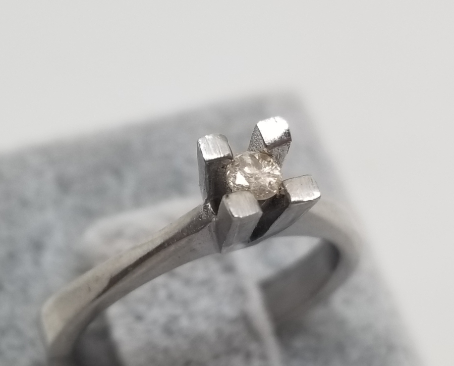 PIRLANTA TAŞLI TEKTAŞ YÜZÜK