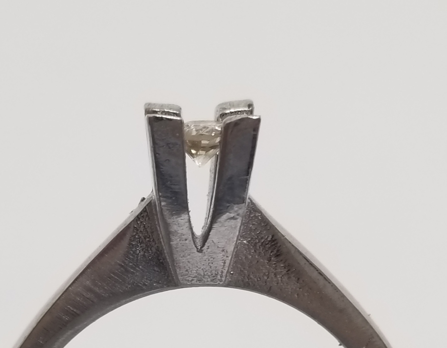 PIRLANTA TAŞLI TEKTAŞ YÜZÜK