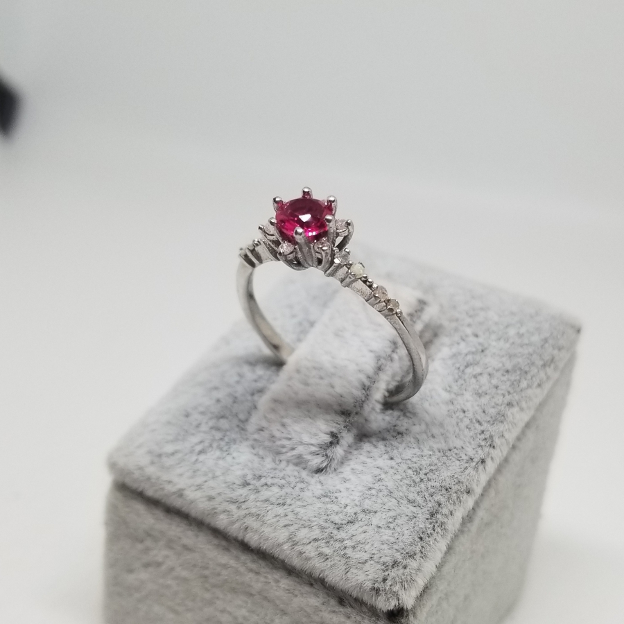 YAKUT VE PIRLANTA TAŞLI PAPATYA MODEL YÜZÜK