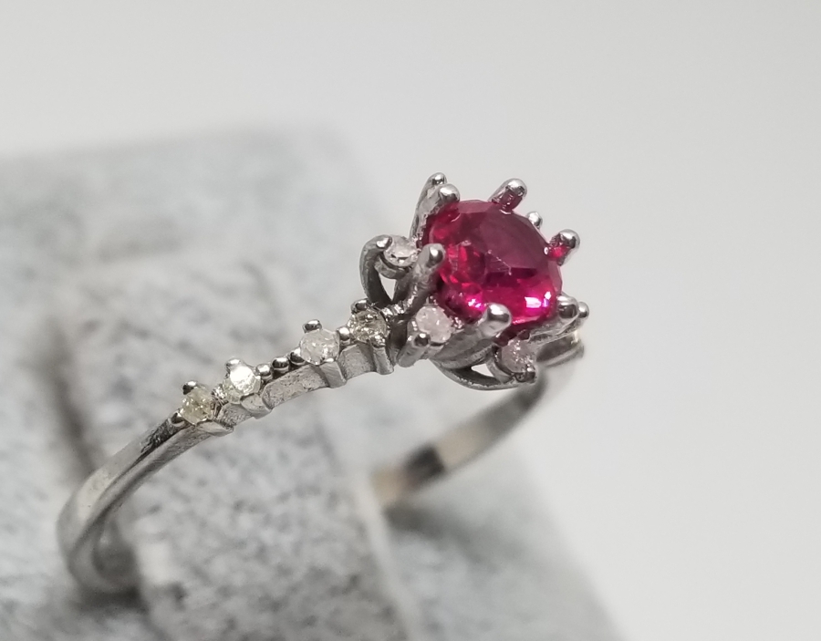 YAKUT VE PIRLANTA TAŞLI PAPATYA MODEL YÜZÜK