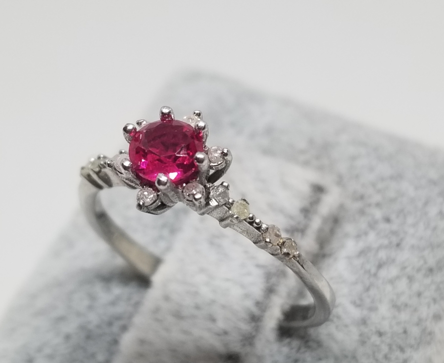 YAKUT VE PIRLANTA TAŞLI PAPATYA MODEL YÜZÜK