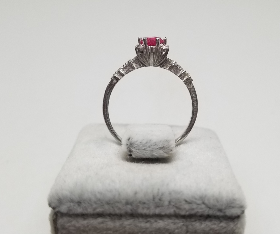 YAKUT VE PIRLANTA TAŞLI PAPATYA MODEL YÜZÜK