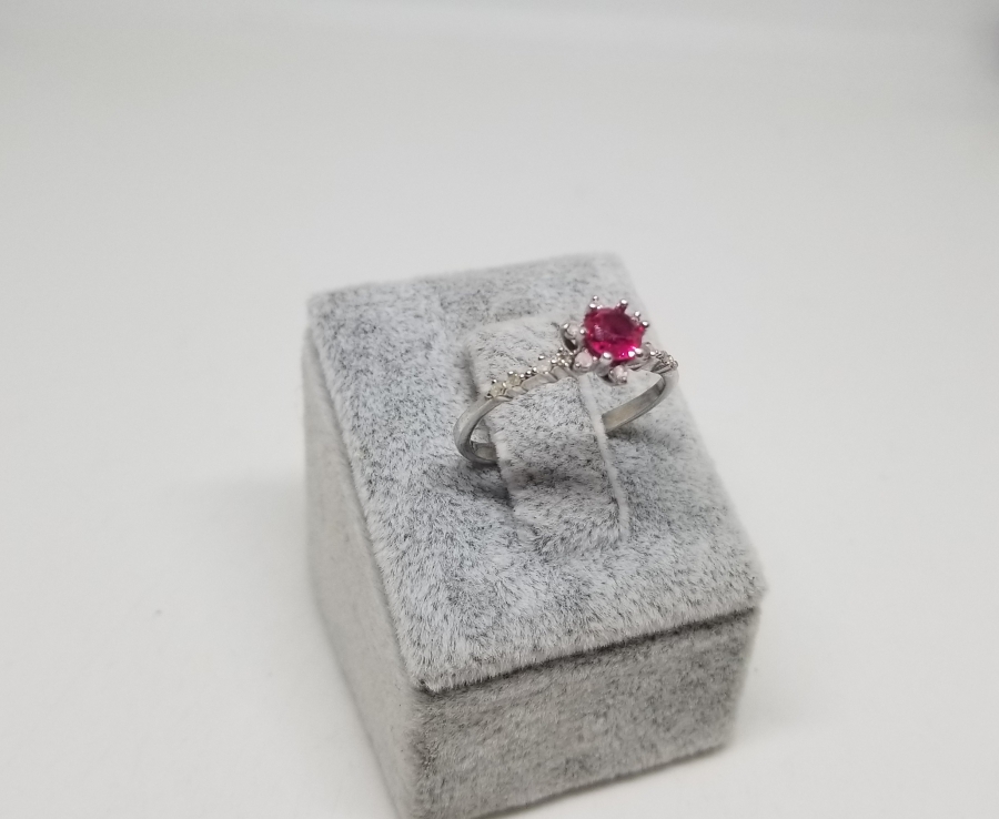 YAKUT VE PIRLANTA TAŞLI PAPATYA MODEL YÜZÜK