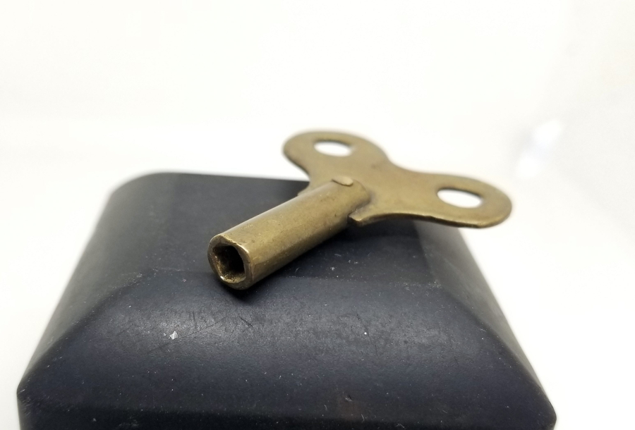 ÜZERİ OSMANLICA YAZILI OSMANLI DÖNEMİ DUVAR SAATİ ANAHTARI