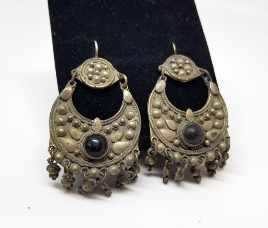 DOĞAL TAŞ VE KABARTMA İŞÇİLİKLİ ÖZEL YAPIM GÜMÜŞ KÜPE