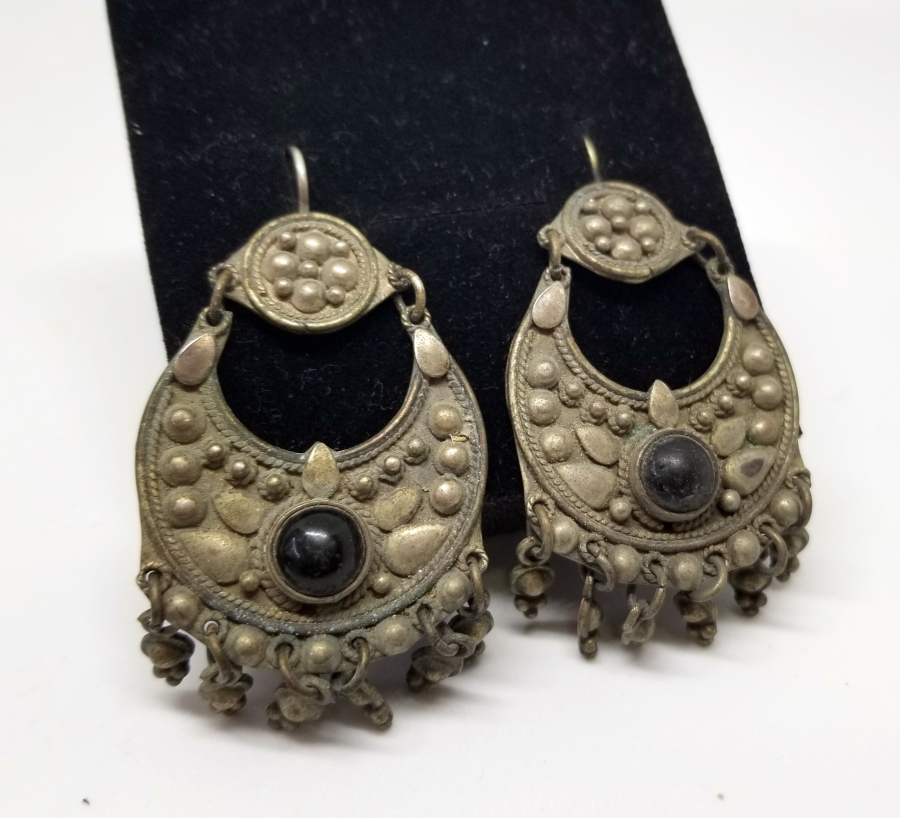 DOĞAL TAŞ VE KABARTMA İŞÇİLİKLİ ÖZEL YAPIM GÜMÜŞ KÜPE