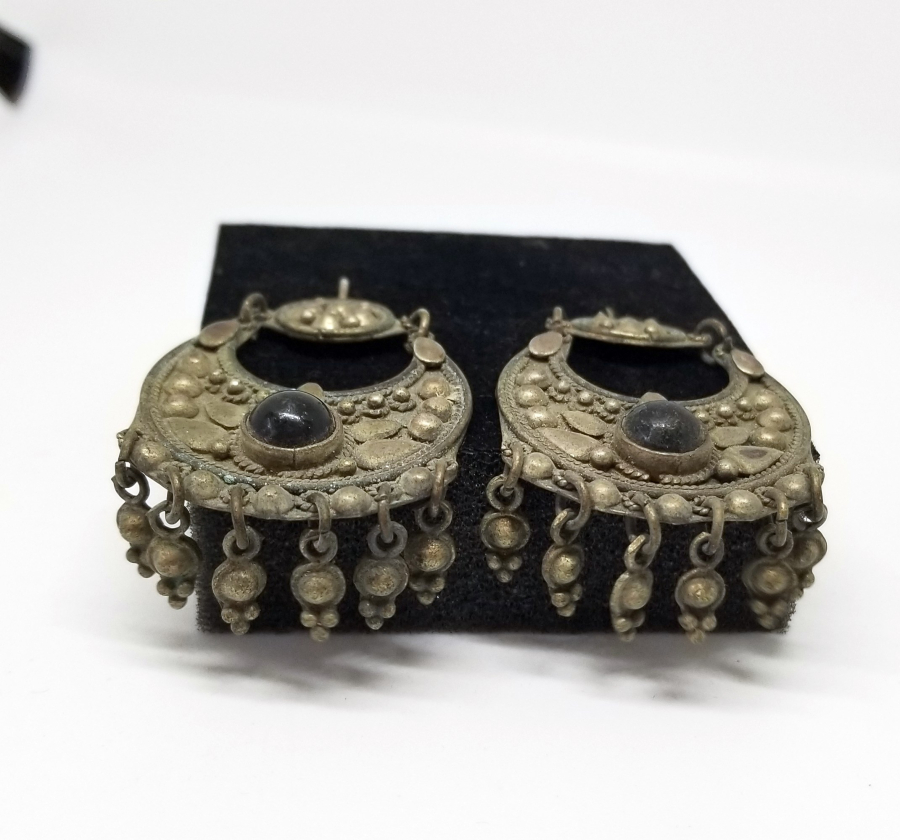 DOĞAL TAŞ VE KABARTMA İŞÇİLİKLİ ÖZEL YAPIM GÜMÜŞ KÜPE