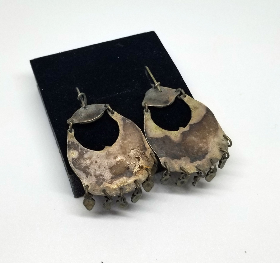 DOĞAL TAŞ VE KABARTMA İŞÇİLİKLİ ÖZEL YAPIM GÜMÜŞ KÜPE