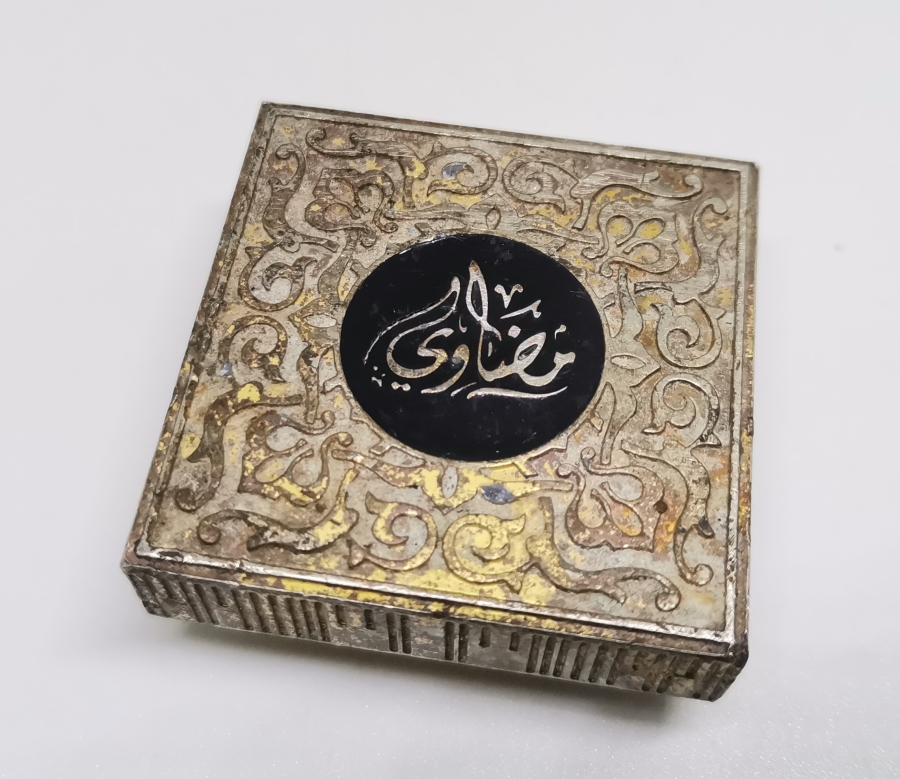 KABARTMA İŞÇİLİKLİ GÜMÜŞ KAPLAMA ANTİKA PARFÜM ŞİŞESİ KAPAĞI