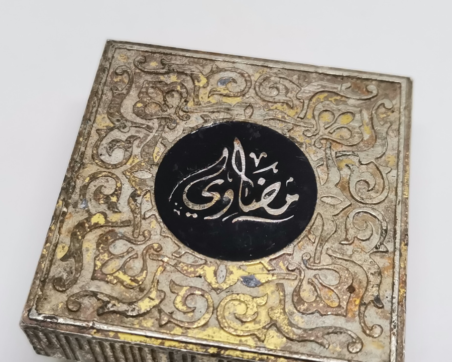 KABARTMA İŞÇİLİKLİ GÜMÜŞ KAPLAMA ANTİKA PARFÜM ŞİŞESİ KAPAĞI