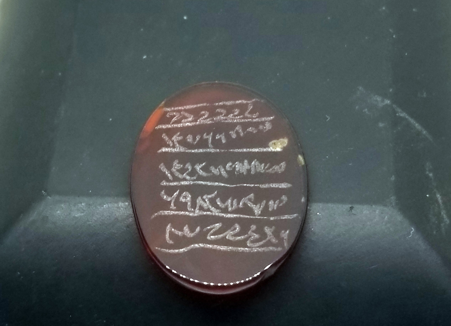 AKİK ÜZERİ EL KAZIMA TILSIMLI BÜYÜK BOY YÜZÜK KAŞI