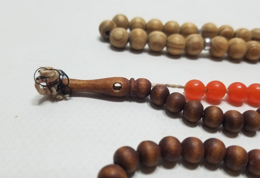 İKİ ADET EL YAPIMI AHŞAP TESPİH