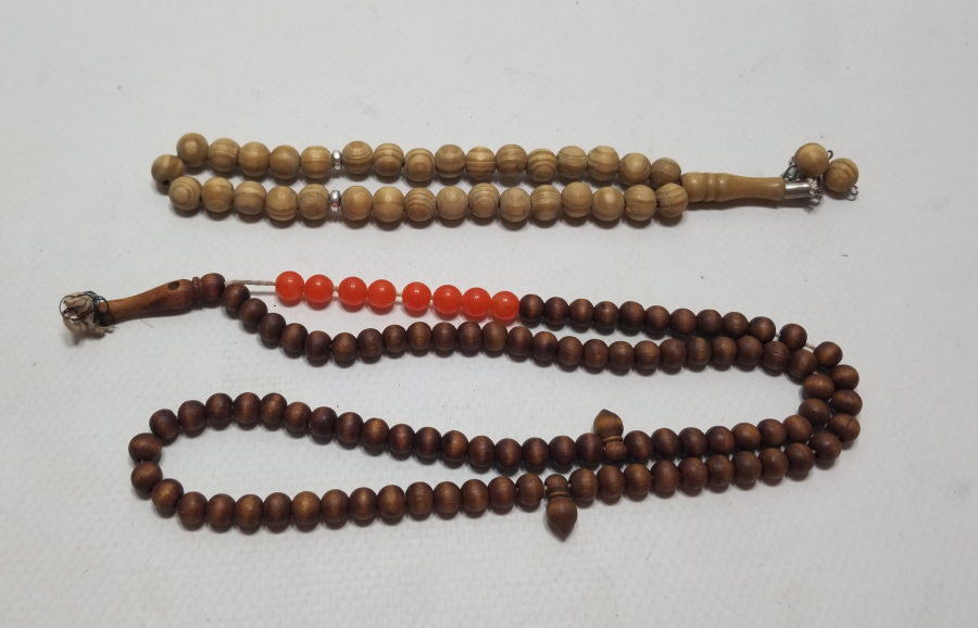 İKİ ADET EL YAPIMI AHŞAP TESPİH