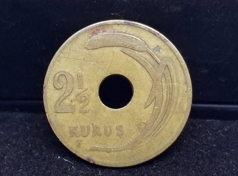 YÜKSEK KONDSİYONDA KOLEKSİYONLUK 1949 YILI DELİKLİ 2,5 KURUŞ