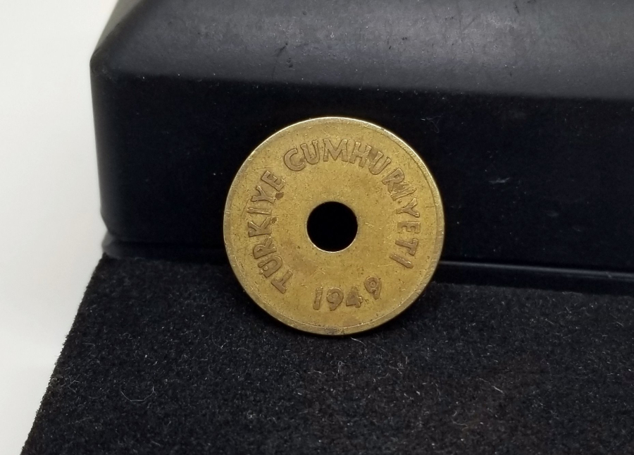 YÜKSEK KONDSİYONDA KOLEKSİYONLUK 1949 YILI DELİKLİ 2,5 KURUŞ