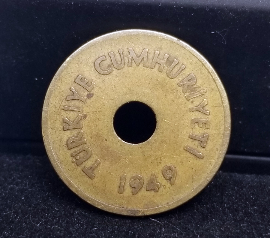 YÜKSEK KONDSİYONDA KOLEKSİYONLUK 1949 YILI DELİKLİ 2,5 KURUŞ