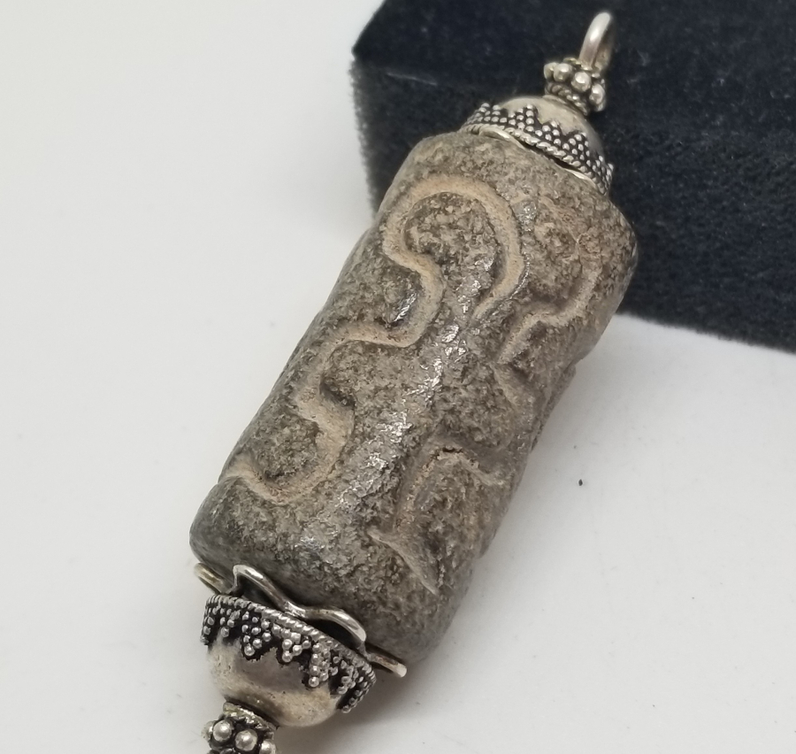 ÜZERİ EL KAZIMA İŞÇİLİKLİ ŞAMANİK TAŞ KOLYE