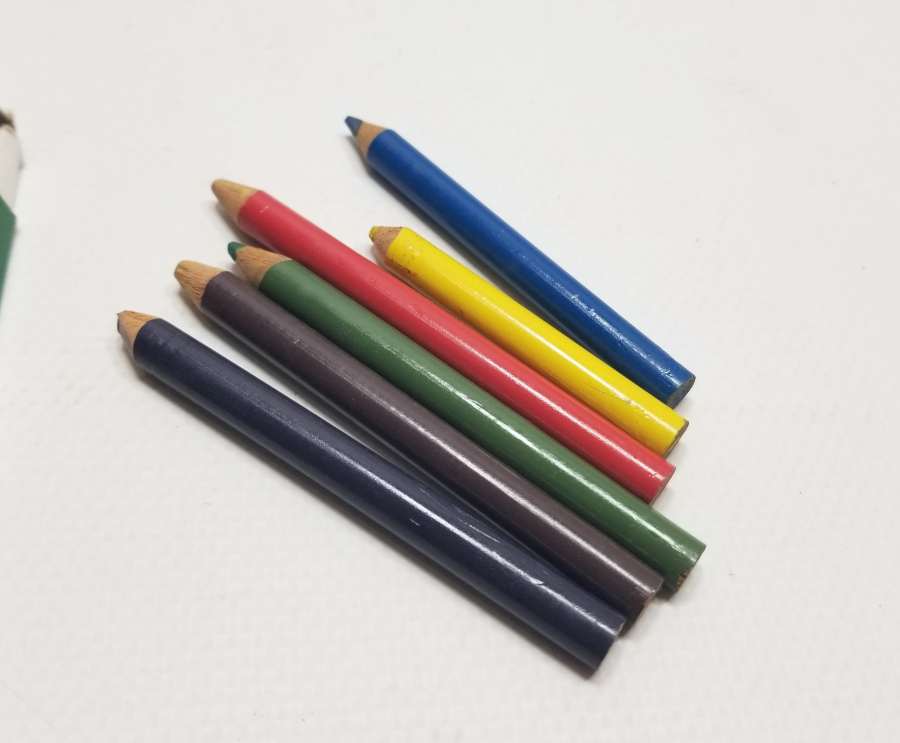 KUTUSUNDA ANTİKA BOYA KALEMLERİ