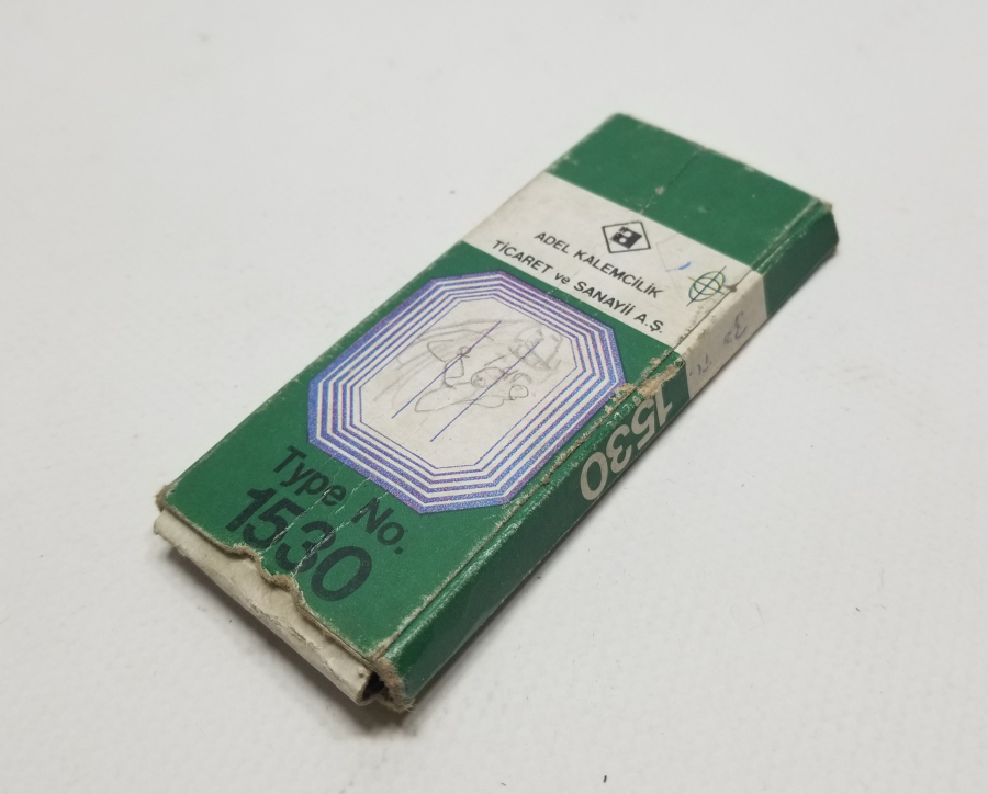 KUTUSUNDA ANTİKA BOYA KALEMLERİ