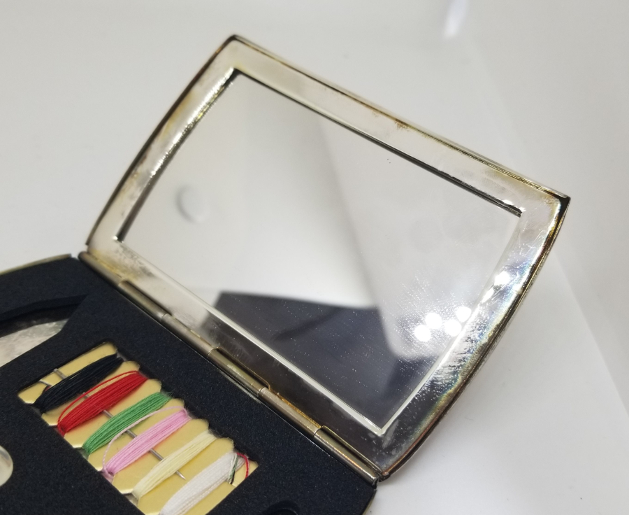 GÜMÜŞ KAPLAMA METAL KUTUSUNDA ANTİKA SEYAHAT DİKİŞ TAKIMI