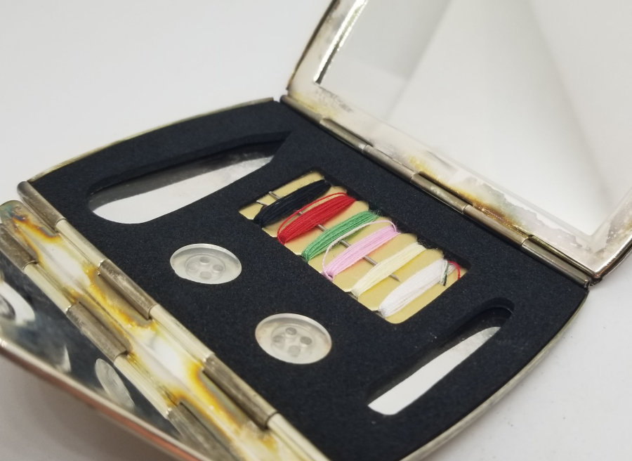 GÜMÜŞ KAPLAMA METAL KUTUSUNDA ANTİKA SEYAHAT DİKİŞ TAKIMI