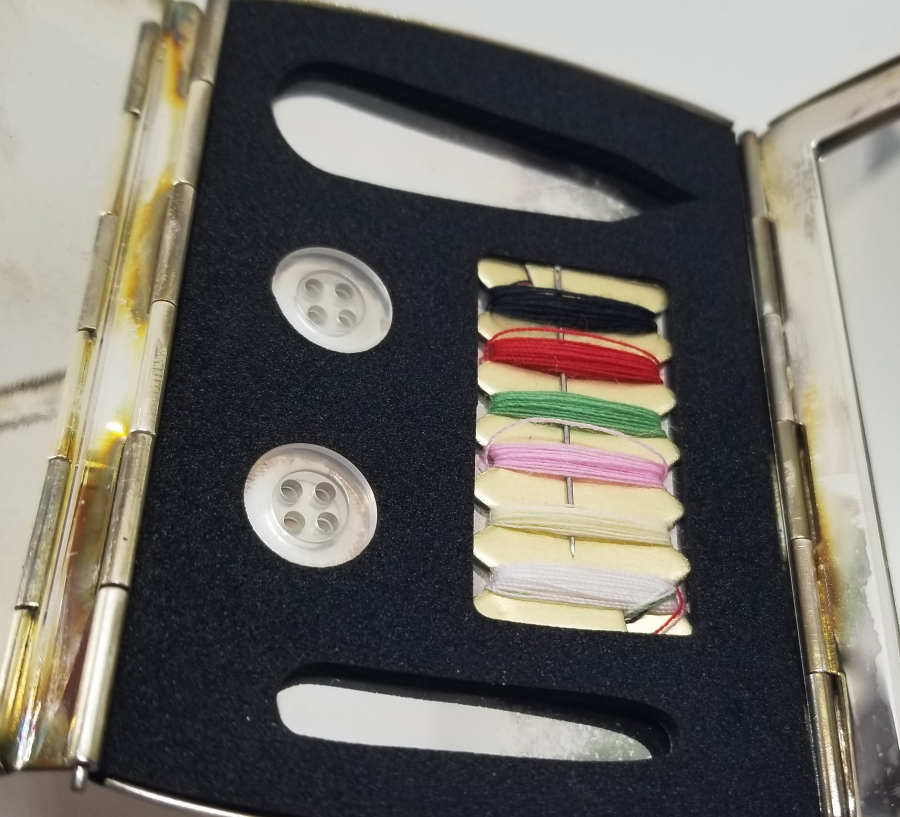 GÜMÜŞ KAPLAMA METAL KUTUSUNDA ANTİKA SEYAHAT DİKİŞ TAKIMI