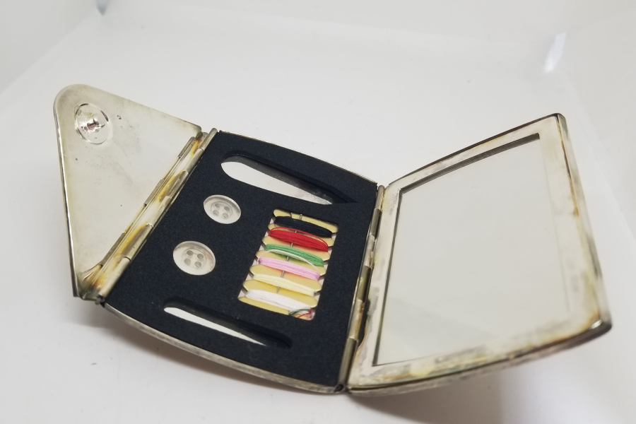 GÜMÜŞ KAPLAMA METAL KUTUSUNDA ANTİKA SEYAHAT DİKİŞ TAKIMI