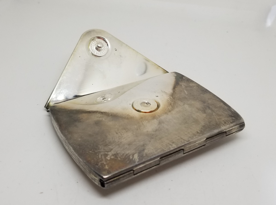 GÜMÜŞ KAPLAMA METAL KUTUSUNDA ANTİKA SEYAHAT DİKİŞ TAKIMI