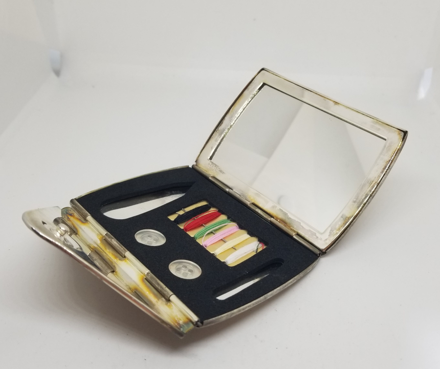 GÜMÜŞ KAPLAMA METAL KUTUSUNDA ANTİKA SEYAHAT DİKİŞ TAKIMI