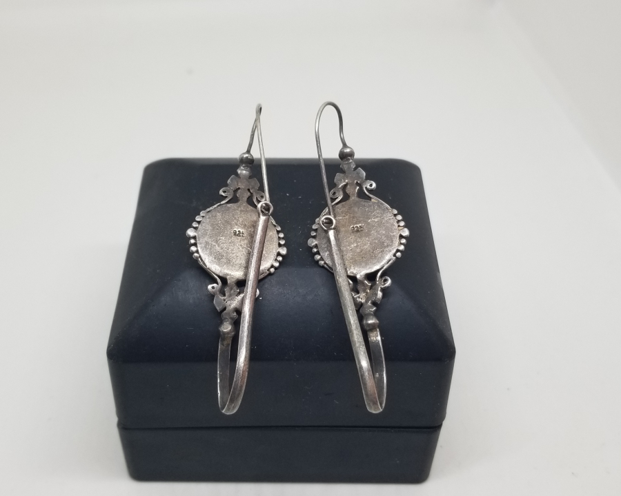 KABARTMA İŞÇİLİKLİ ÖZEL YAPIM GÜMÜŞ AKİK TAŞLI KÜPE