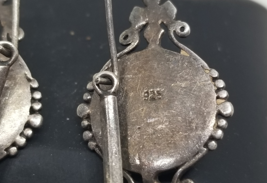 KABARTMA İŞÇİLİKLİ ÖZEL YAPIM GÜMÜŞ AKİK TAŞLI KÜPE