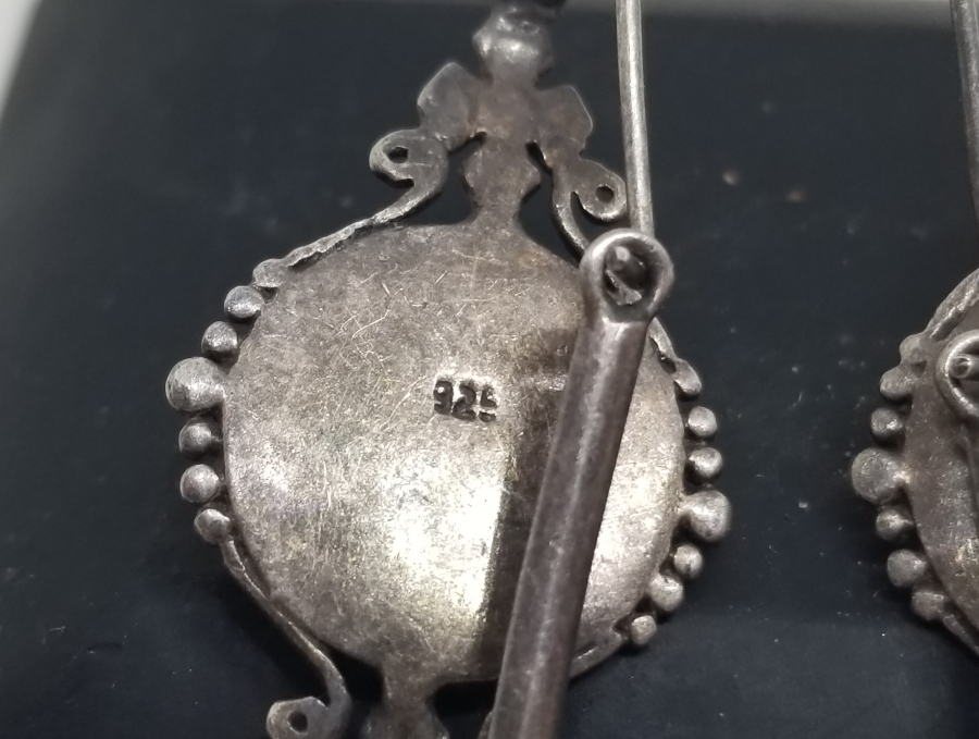 KABARTMA İŞÇİLİKLİ ÖZEL YAPIM GÜMÜŞ AKİK TAŞLI KÜPE