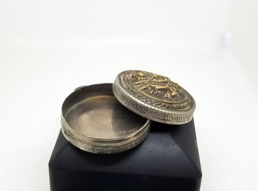 ÜZERİNDE PRİMİTİF OSMANLI DEVLET ARMASI BULUNAN NADİR OSMANLI GÜMÜŞ ENFİYE KUTUSU