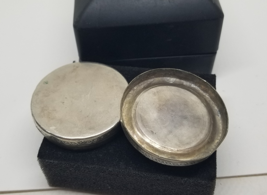 ÜZERİNDE PRİMİTİF OSMANLI DEVLET ARMASI BULUNAN NADİR OSMANLI GÜMÜŞ ENFİYE KUTUSU