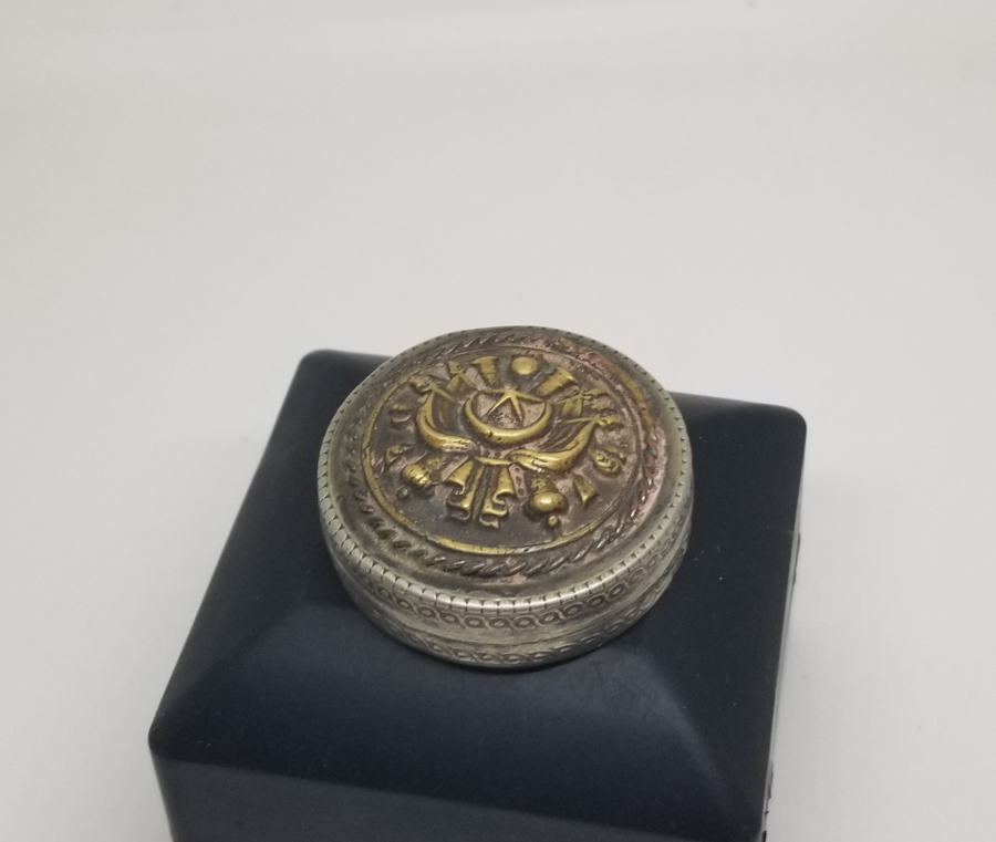 ÜZERİNDE PRİMİTİF OSMANLI DEVLET ARMASI BULUNAN NADİR OSMANLI GÜMÜŞ ENFİYE KUTUSU