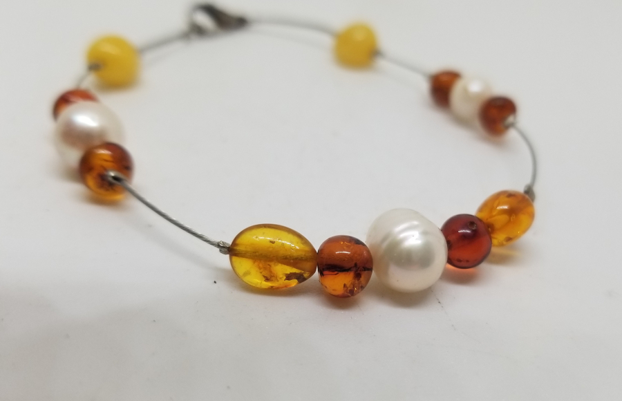 KEHRİBAR VE İNCİLERDEN YAPILMIŞ ÖZEL TASARIM BİLEKLİK