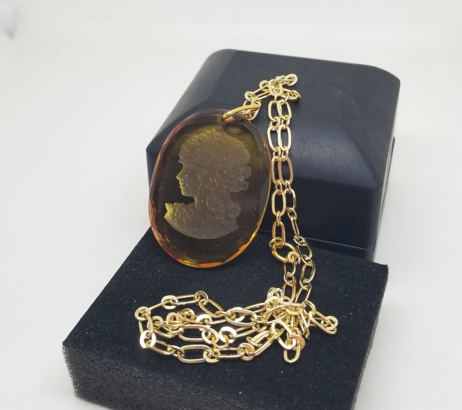 KRİSTAL CAM ÜZERİNE KAMEO FORMLU ZİNCİRİ ALTIN KAPLAMA KOLYE