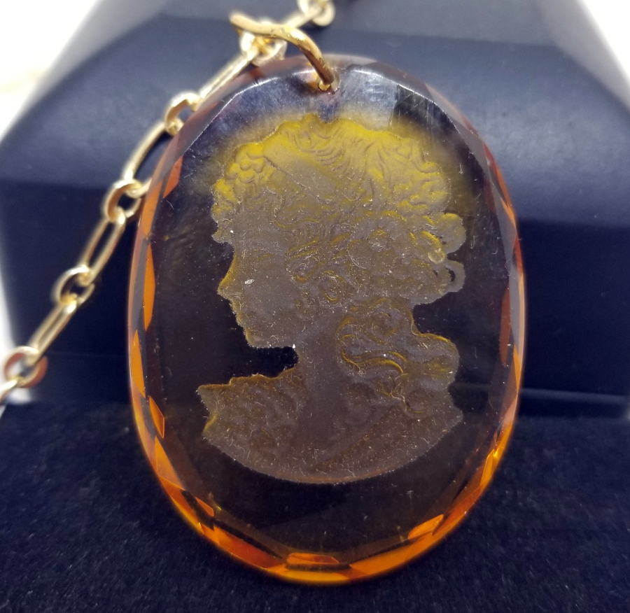 KRİSTAL CAM ÜZERİNE KAMEO FORMLU ZİNCİRİ ALTIN KAPLAMA KOLYE