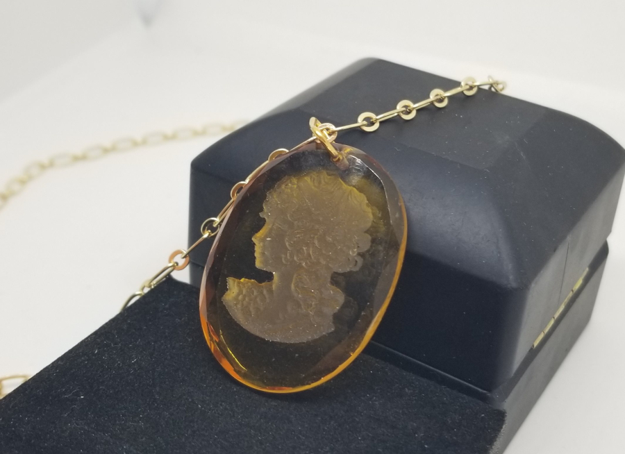 KRİSTAL CAM ÜZERİNE KAMEO FORMLU ZİNCİRİ ALTIN KAPLAMA KOLYE