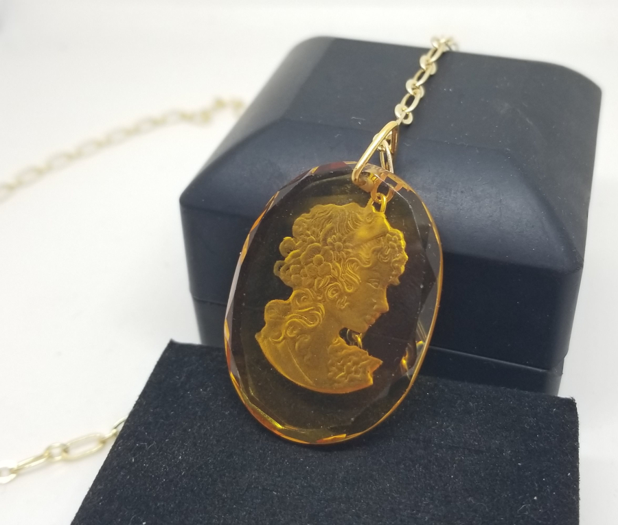 KRİSTAL CAM ÜZERİNE KAMEO FORMLU ZİNCİRİ ALTIN KAPLAMA KOLYE