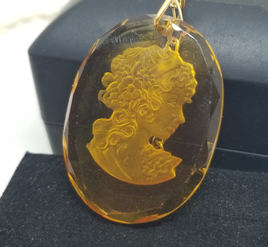 KRİSTAL CAM ÜZERİNE KAMEO FORMLU ZİNCİRİ ALTIN KAPLAMA KOLYE