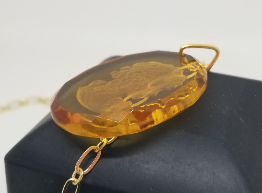 KRİSTAL CAM ÜZERİNE KAMEO FORMLU ZİNCİRİ ALTIN KAPLAMA KOLYE