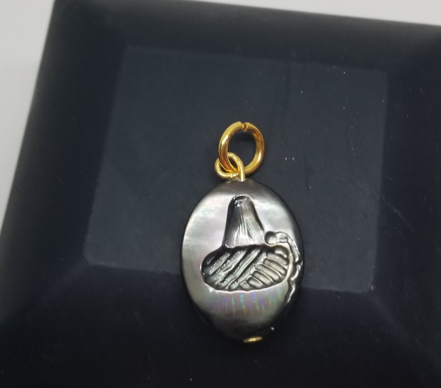 ÜZERİNDE DERVİŞ SİKKESİ BULUNAN ÖZEL YAPIM SEDEF KOLYE UCU