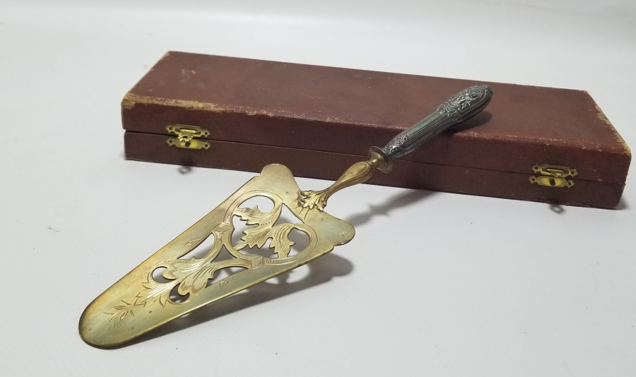 ORİJİNAL KUTUSUNDA GÜMÜŞ SAPLI ANTİKA PASTA SPATULASI