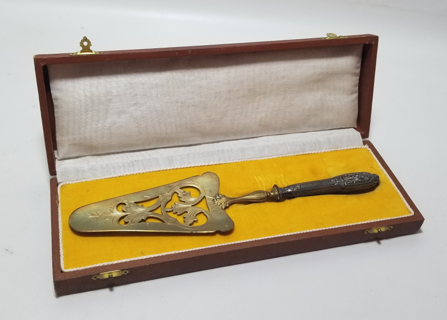 ORİJİNAL KUTUSUNDA GÜMÜŞ SAPLI ANTİKA PASTA SPATULASI