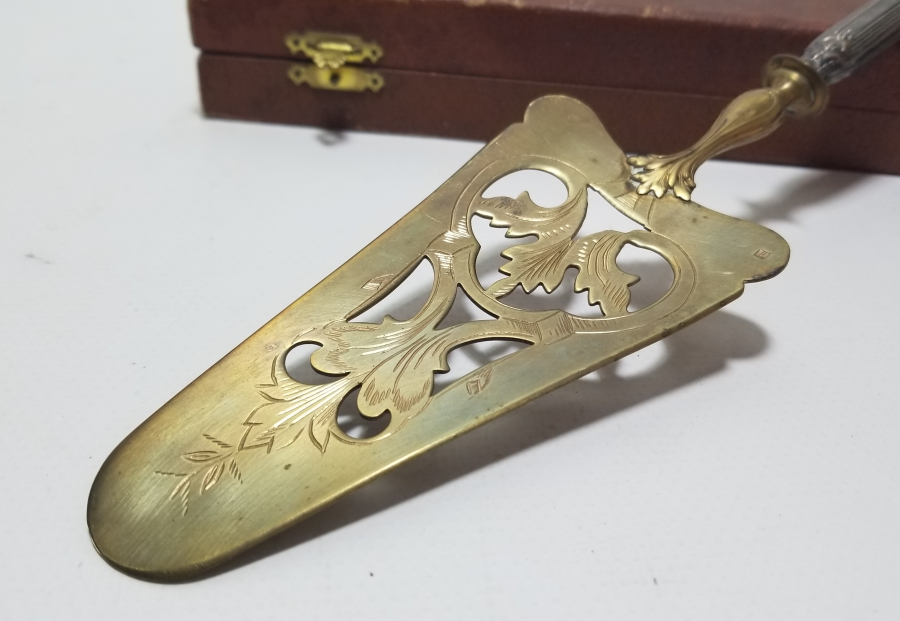 ORİJİNAL KUTUSUNDA GÜMÜŞ SAPLI ANTİKA PASTA SPATULASI