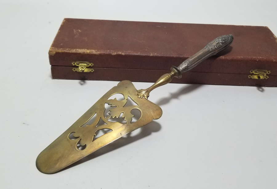 ORİJİNAL KUTUSUNDA GÜMÜŞ SAPLI ANTİKA PASTA SPATULASI